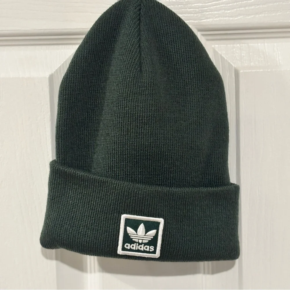 ADIDAS UNISEX ORIGINALS TALL UTILITY BEANIE MINERAL GREEN/WHITE NEW‎